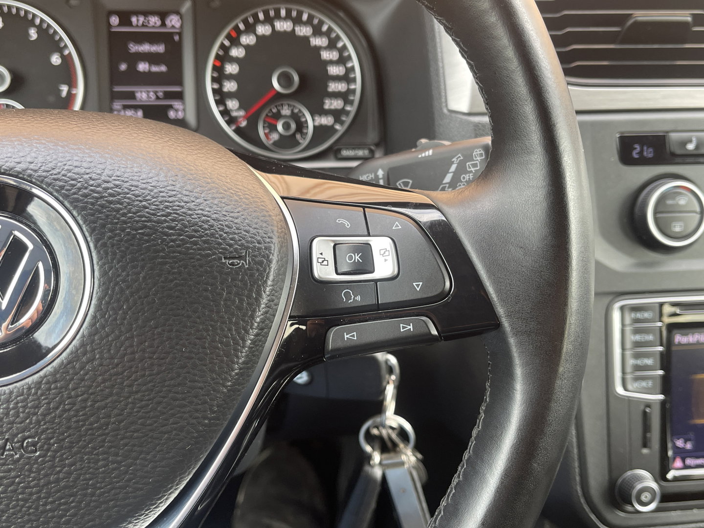Volkswagen Caddy | Beach | Parkeersensoren | Stoelverwarming | Navigatie | 5 Persoons | Airconditioning | Fietsendrager | Lichtmetaal 16'' |