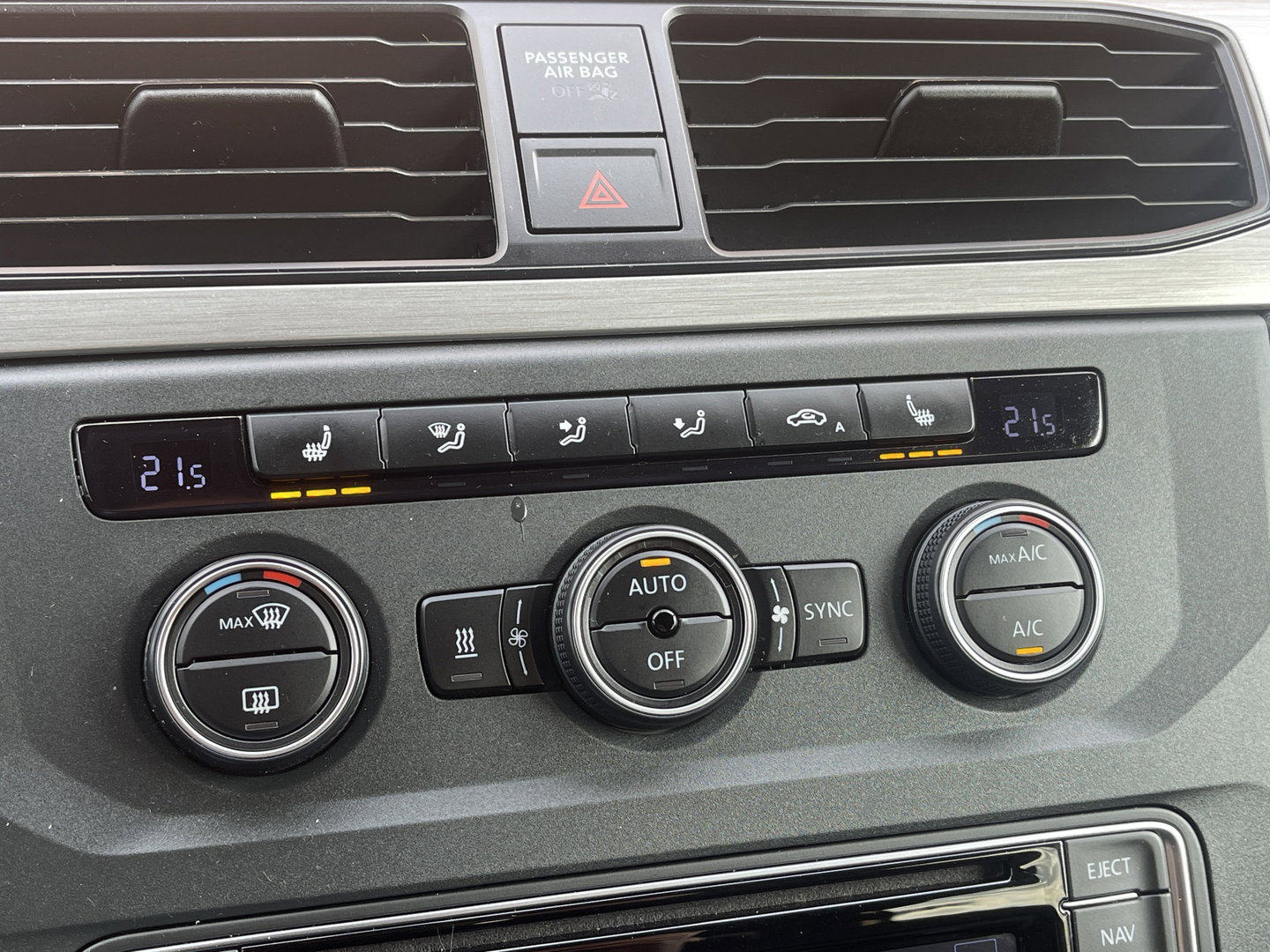 Volkswagen Caddy | Beach | Parkeersensoren | Stoelverwarming | Navigatie | 5 Persoons | Airconditioning | Fietsendrager | Lichtmetaal 16'' |