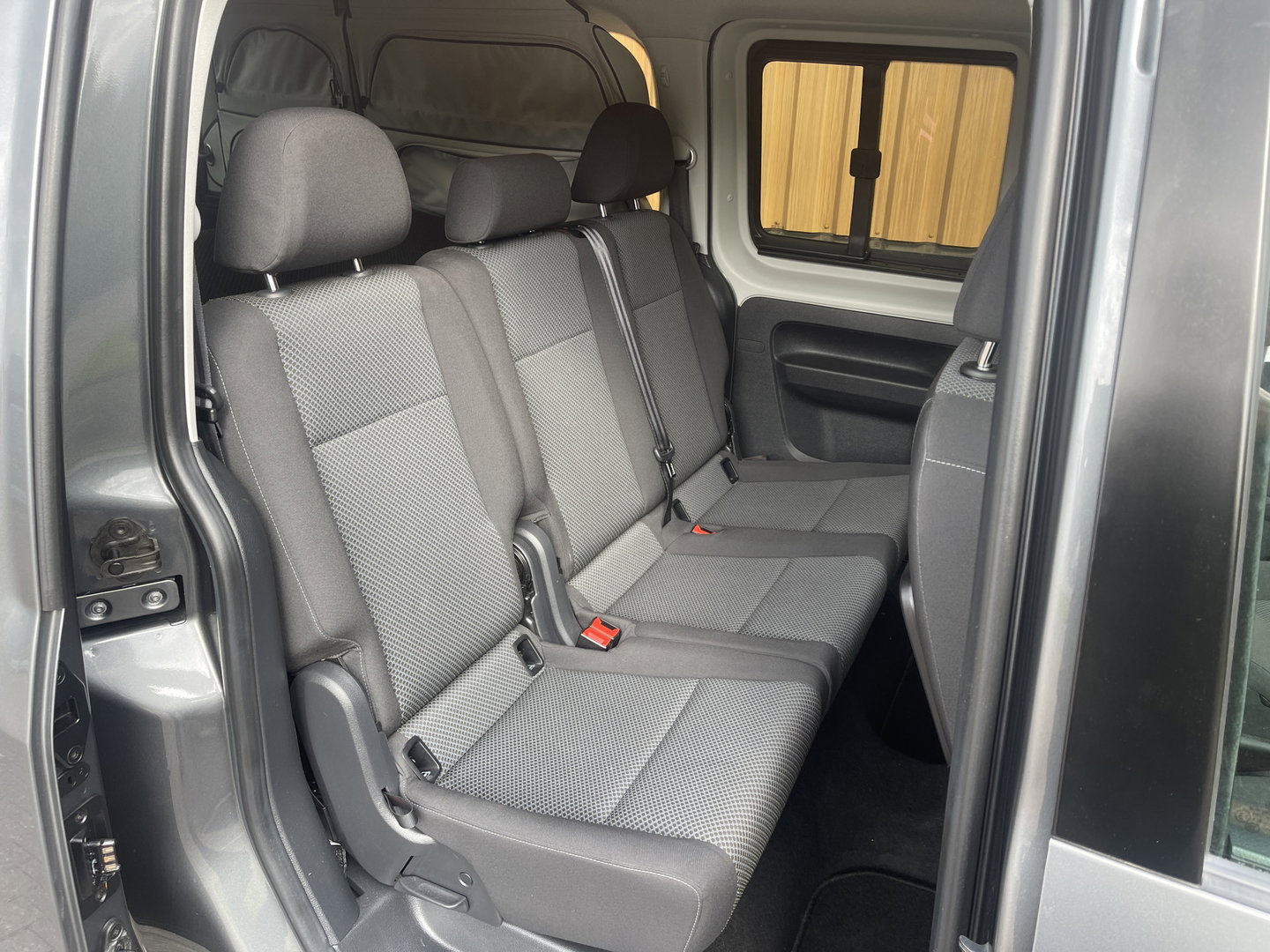 Volkswagen Caddy | Beach | Parkeersensoren | Stoelverwarming | Navigatie | 5 Persoons | Airconditioning | Fietsendrager | Lichtmetaal 16'' |
