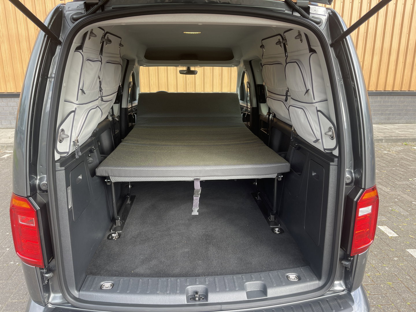 Volkswagen Caddy | Beach | Parkeersensoren | Stoelverwarming | Navigatie | 5 Persoons | Airconditioning | Fietsendrager | Lichtmetaal 16'' |