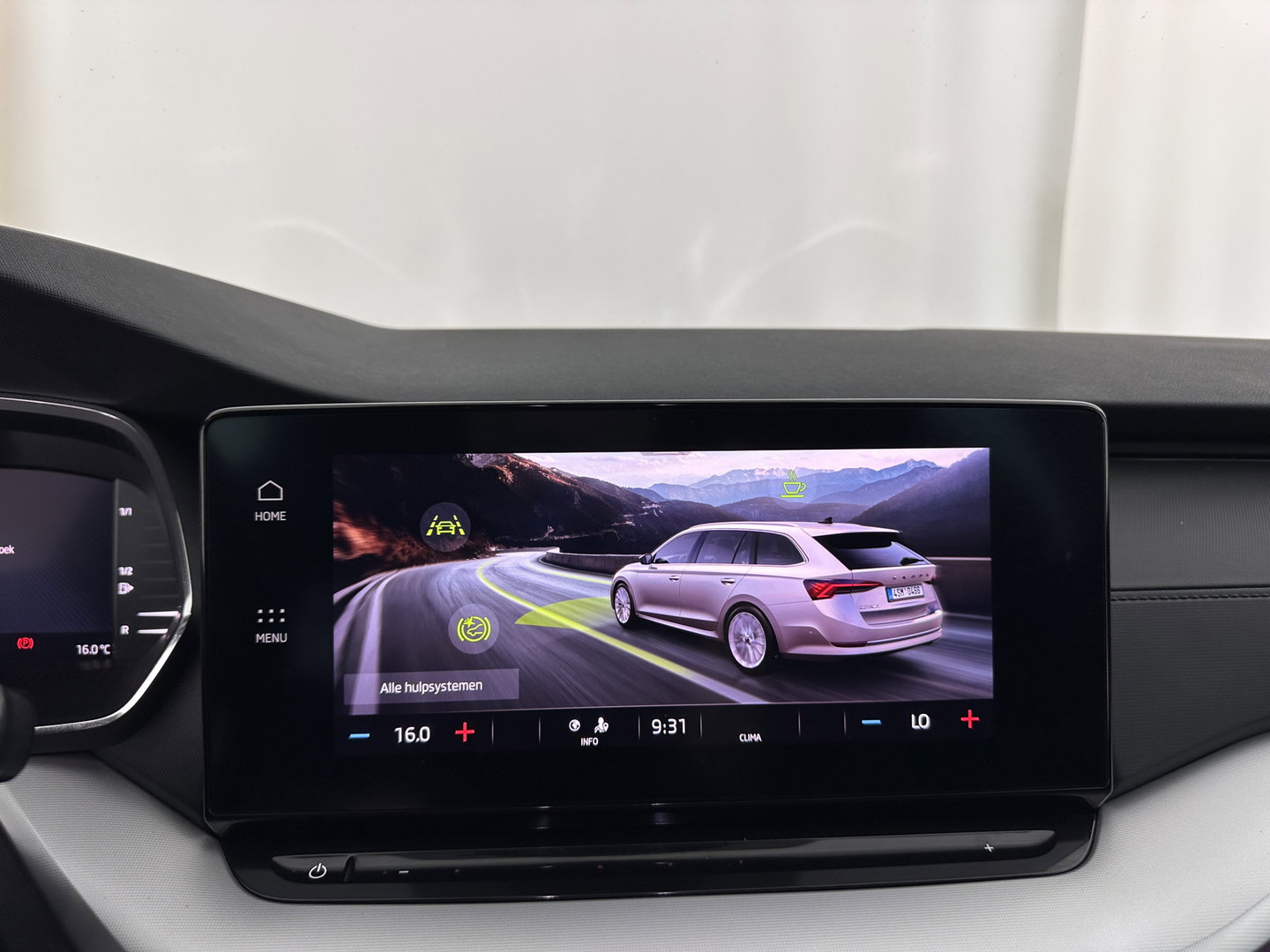 Škoda Octavia Combi 1.0 TSI Sport Business (INCL-BTW) *DIGI-COCKPIT | SPORTSEATS | NAVI-FULLMAP | PRIVACYGLASS | KEYLESS | DAB | ECC | PDC | CRUISE | TOWBAR | 17''ALU*