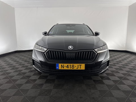 Škoda Octavia Combi 1.0 TSI Sport Business (INCL-BTW) *DIGI-COCKPIT | SPORTSEATS | NAVI-FULLMAP | PRIVACYGLASS | KEYLESS | DAB | ECC | PDC | CRUISE | TOWBAR | 17''ALU*