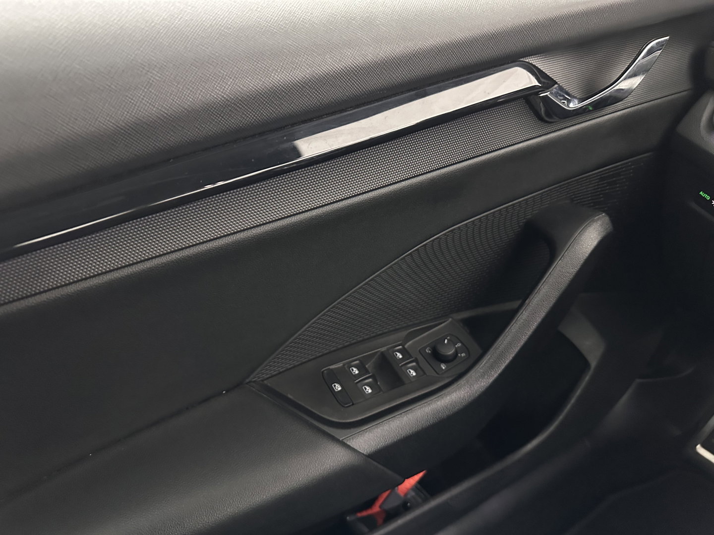 Škoda Octavia Combi 1.0 TSI Sport Business (INCL-BTW) *DIGI-COCKPIT | SPORTSEATS | NAVI-FULLMAP | PRIVACYGLASS | KEYLESS | DAB | ECC | PDC | CRUISE | TOWBAR | 17''ALU*
