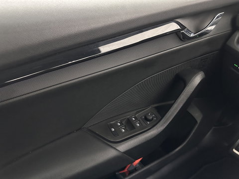 Škoda Octavia Combi 1.0 TSI Sport Business (INCL-BTW) *DIGI-COCKPIT | SPORTSEATS | NAVI-FULLMAP | PRIVACYGLASS | KEYLESS | DAB | ECC | PDC | CRUISE | TOWBAR | 17''ALU*