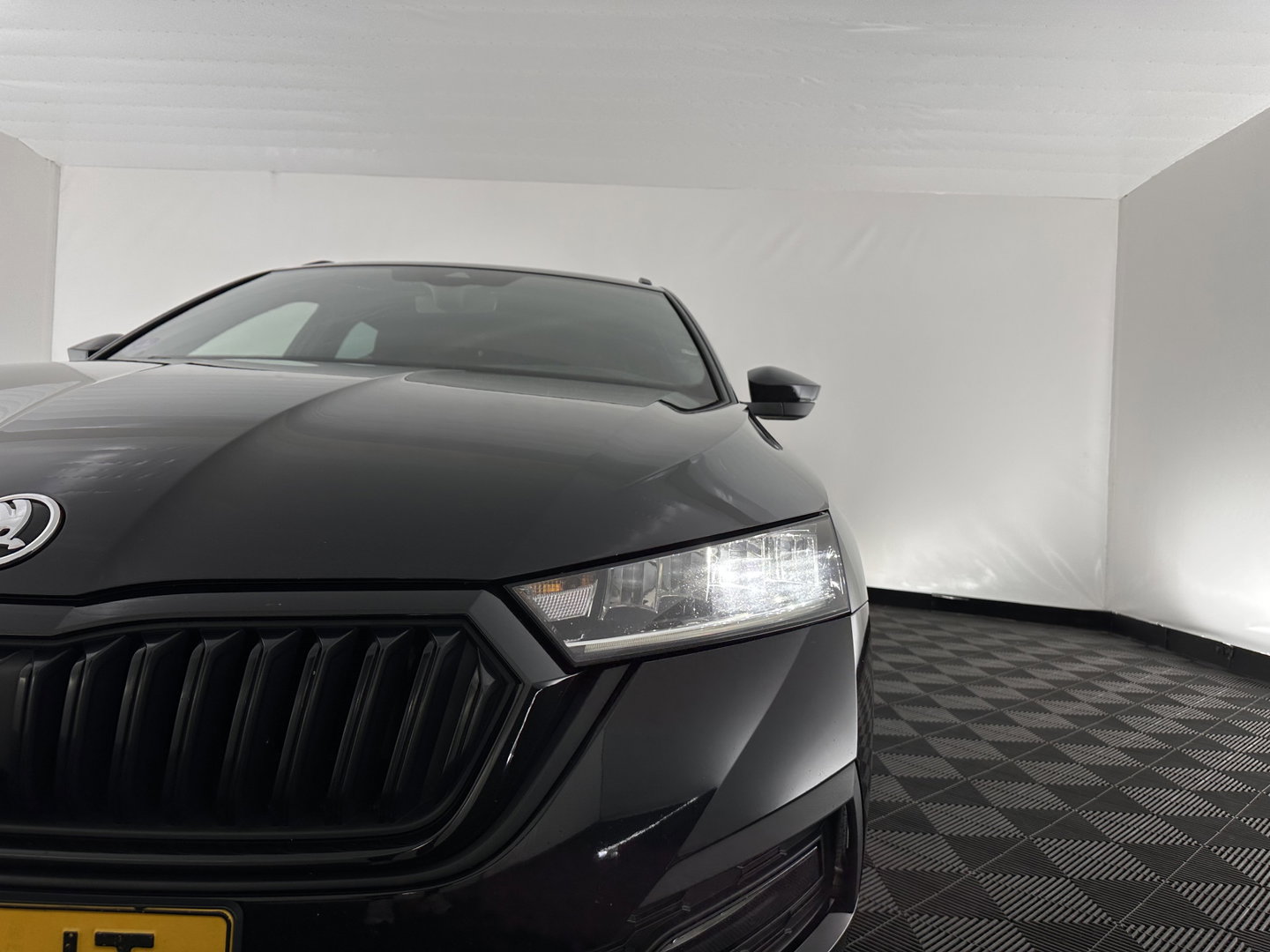 Škoda Octavia Combi 1.0 TSI Sport Business (INCL-BTW) *DIGI-COCKPIT | SPORTSEATS | NAVI-FULLMAP | PRIVACYGLASS | KEYLESS | DAB | ECC | PDC | CRUISE | TOWBAR | 17''ALU*