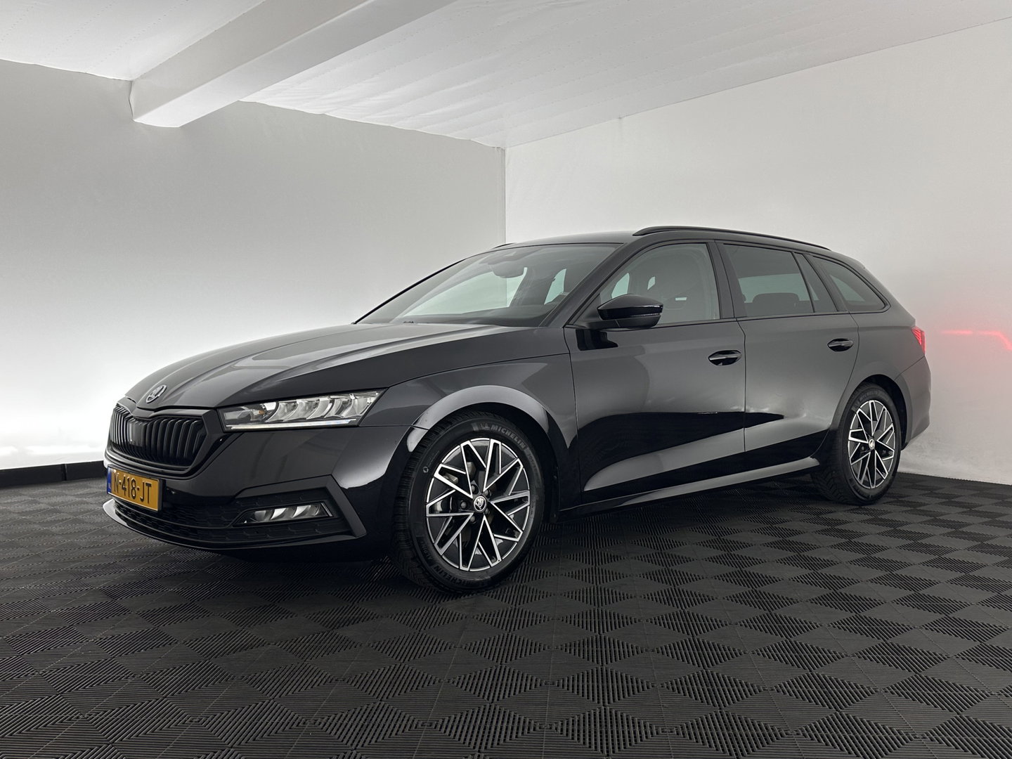 Škoda Octavia Combi 1.0 TSI Sport Business (INCL-BTW) *DIGI-COCKPIT | SPORTSEATS | NAVI-FULLMAP | PRIVACYGLASS | KEYLESS | DAB | ECC | PDC | CRUISE | TOWBAR | 17''ALU*