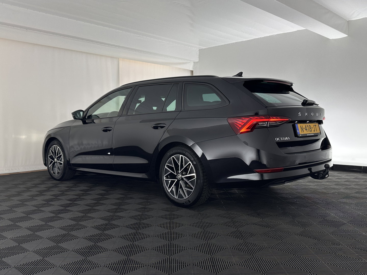 Škoda Octavia Combi 1.0 TSI Sport Business (INCL-BTW) *DIGI-COCKPIT | SPORTSEATS | NAVI-FULLMAP | PRIVACYGLASS | KEYLESS | DAB | ECC | PDC | CRUISE | TOWBAR | 17''ALU*