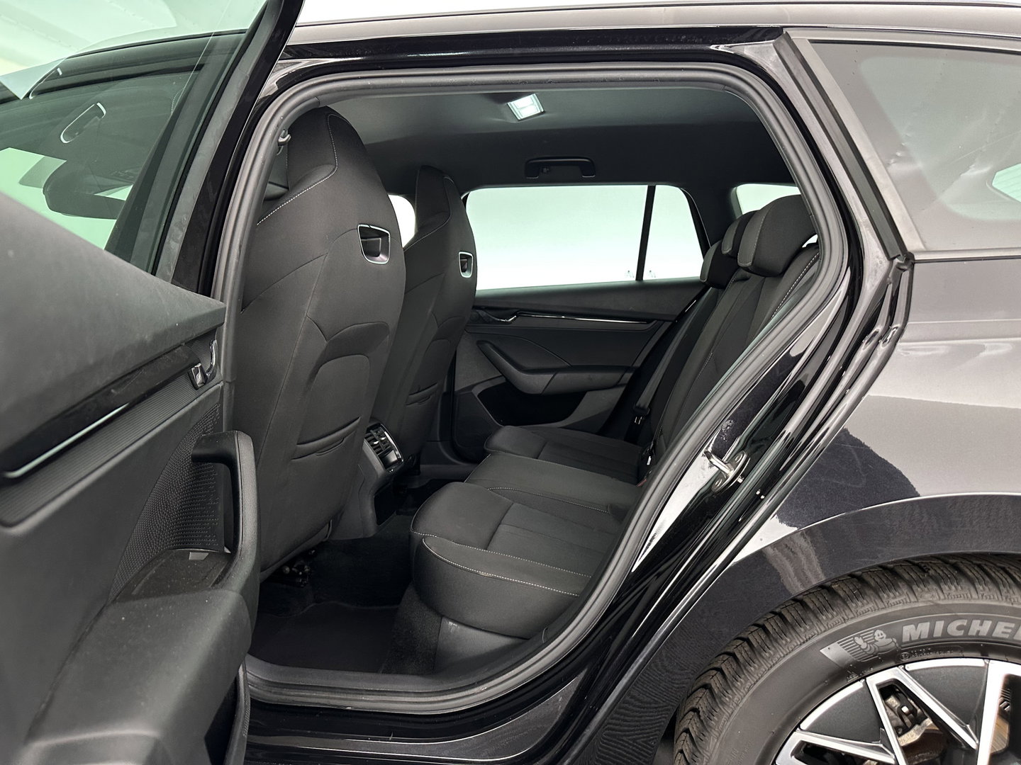Škoda Octavia Combi 1.0 TSI Sport Business (INCL-BTW) *DIGI-COCKPIT | SPORTSEATS | NAVI-FULLMAP | PRIVACYGLASS | KEYLESS | DAB | ECC | PDC | CRUISE | TOWBAR | 17''ALU*
