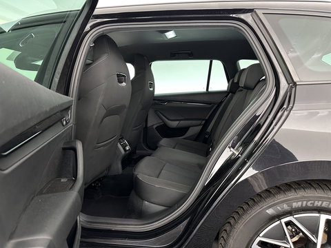 Škoda Octavia Combi 1.0 TSI Sport Business (INCL-BTW) *DIGI-COCKPIT | SPORTSEATS | NAVI-FULLMAP | PRIVACYGLASS | KEYLESS | DAB | ECC | PDC | CRUISE | TOWBAR | 17''ALU*