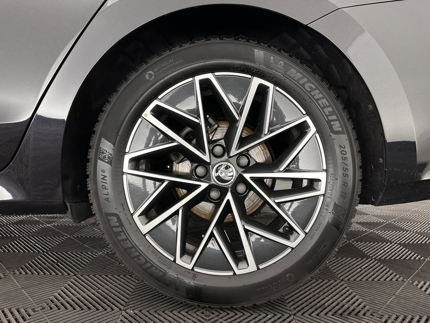 Škoda Octavia Combi 1.0 TSI Sport Business (INCL-BTW) *DIGI-COCKPIT | SPORTSEATS | NAVI-FULLMAP | PRIVACYGLASS | KEYLESS | DAB | ECC | PDC | CRUISE | TOWBAR | 17''ALU*