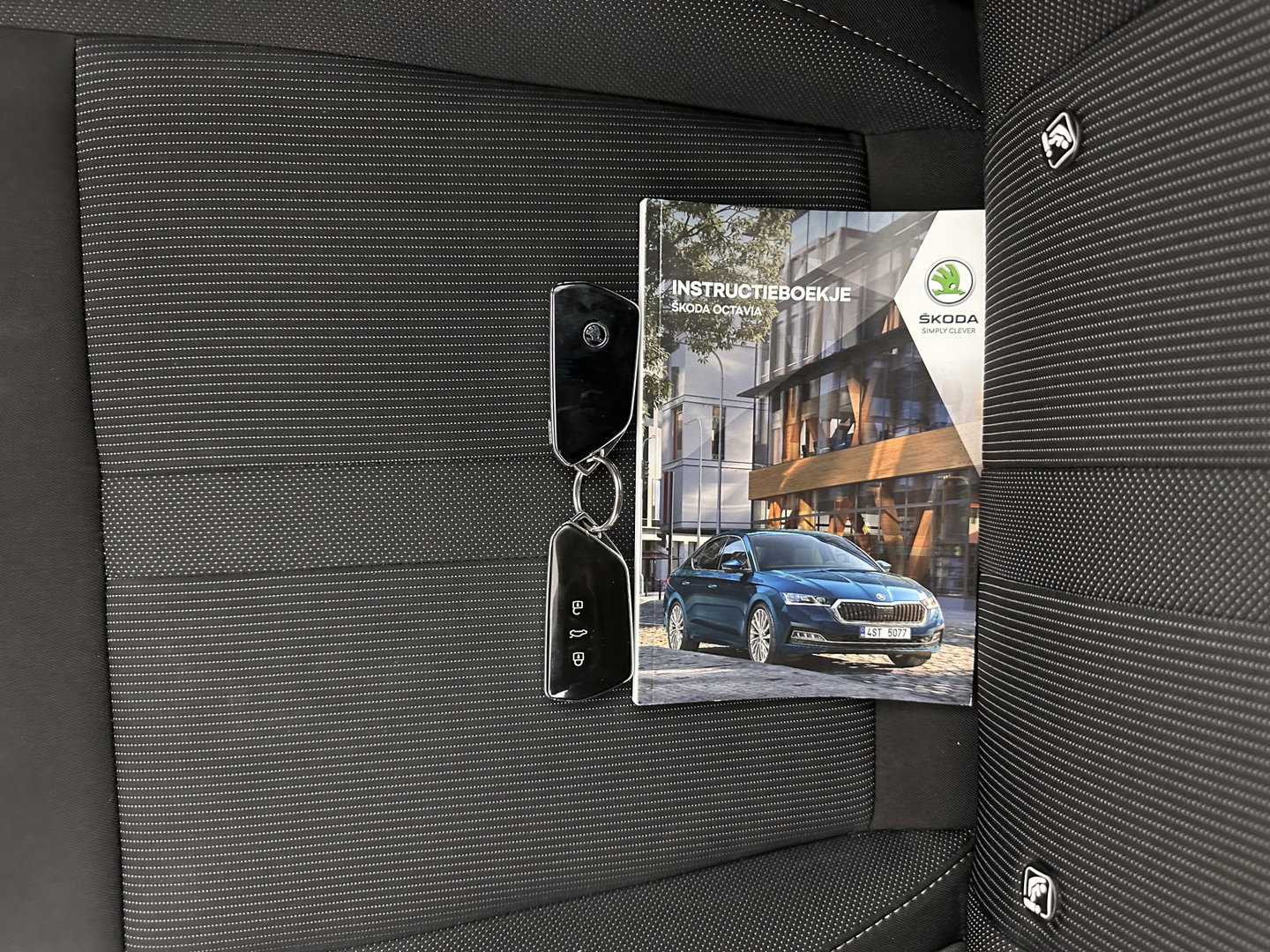 Škoda Octavia Combi 1.0 TSI Sport Business (INCL-BTW) *DIGI-COCKPIT | SPORTSEATS | NAVI-FULLMAP | PRIVACYGLASS | KEYLESS | DAB | ECC | PDC | CRUISE | TOWBAR | 17''ALU*