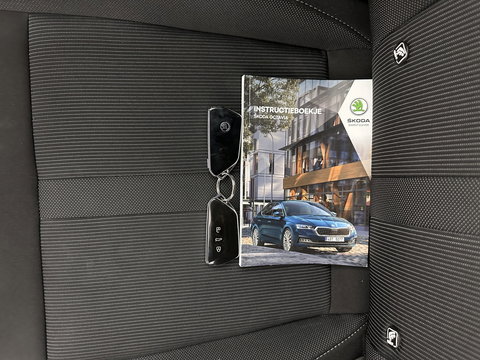 Škoda Octavia Combi 1.0 TSI Sport Business (INCL-BTW) *DIGI-COCKPIT | SPORTSEATS | NAVI-FULLMAP | PRIVACYGLASS | KEYLESS | DAB | ECC | PDC | CRUISE | TOWBAR | 17''ALU*