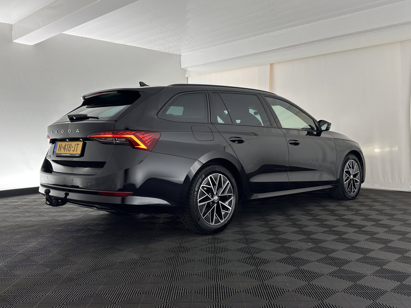 Škoda Octavia Combi 1.0 TSI Sport Business (INCL-BTW) *DIGI-COCKPIT | SPORTSEATS | NAVI-FULLMAP | PRIVACYGLASS | KEYLESS | DAB | ECC | PDC | CRUISE | TOWBAR | 17''ALU*
