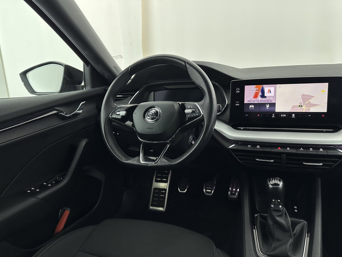 Škoda Octavia Combi 1.0 TSI Sport Business (INCL-BTW) *DIGI-COCKPIT | SPORTSEATS | NAVI-FULLMAP | PRIVACYGLASS | KEYLESS | DAB | ECC | PDC | CRUISE | TOWBAR | 17''ALU*