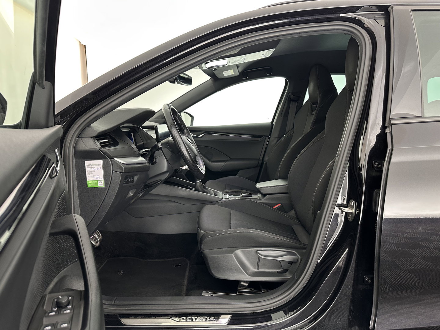 Škoda Octavia Combi 1.0 TSI Sport Business (INCL-BTW) *DIGI-COCKPIT | SPORTSEATS | NAVI-FULLMAP | PRIVACYGLASS | KEYLESS | DAB | ECC | PDC | CRUISE | TOWBAR | 17''ALU*
