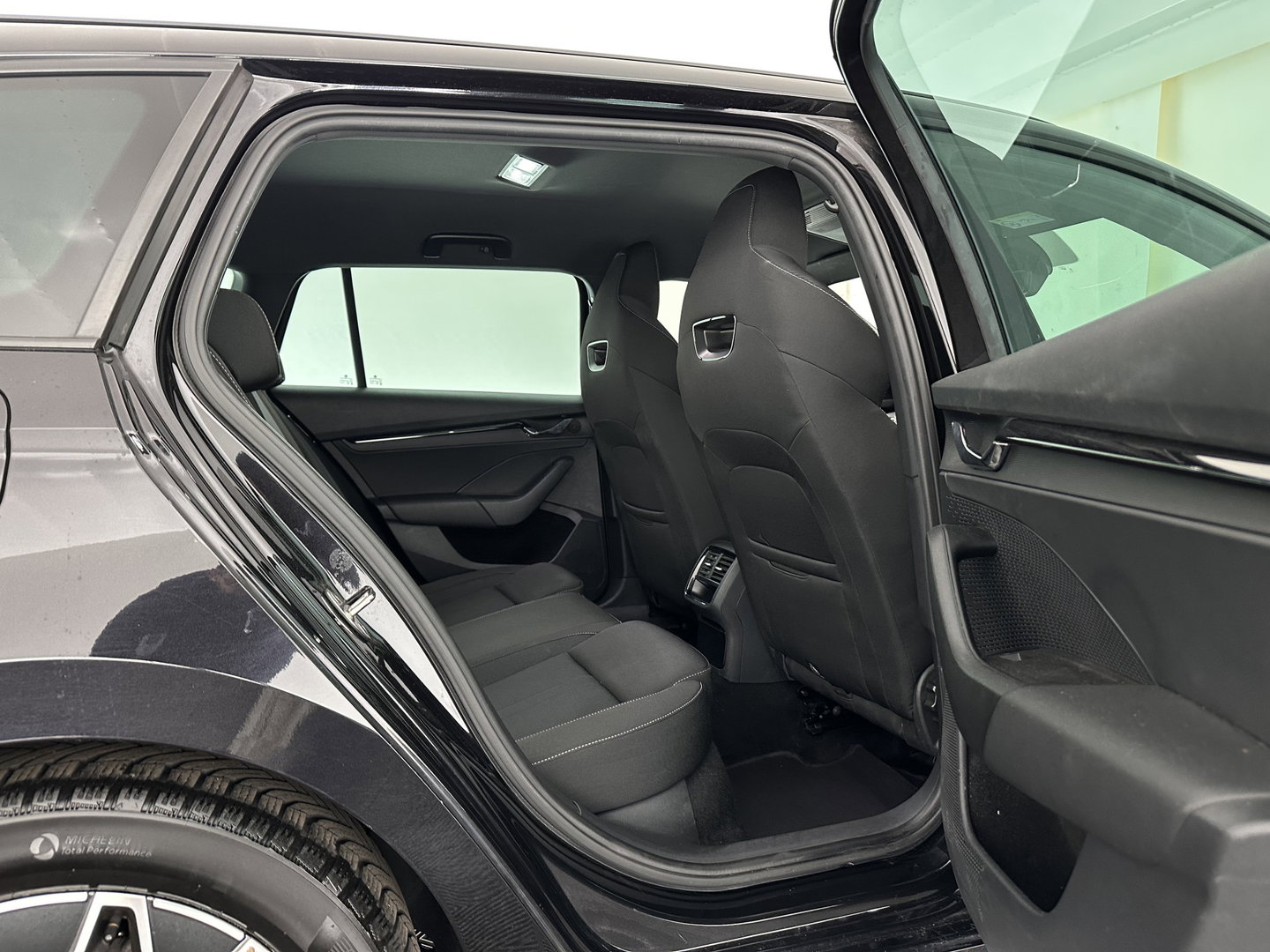 Škoda Octavia Combi 1.0 TSI Sport Business (INCL-BTW) *DIGI-COCKPIT | SPORTSEATS | NAVI-FULLMAP | PRIVACYGLASS | KEYLESS | DAB | ECC | PDC | CRUISE | TOWBAR | 17''ALU*