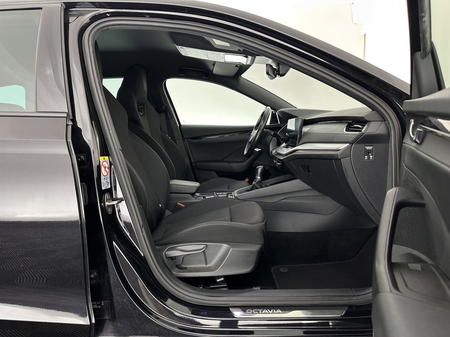 Škoda Octavia Combi 1.0 TSI Sport Business (INCL-BTW) *DIGI-COCKPIT | SPORTSEATS | NAVI-FULLMAP | PRIVACYGLASS | KEYLESS | DAB | ECC | PDC | CRUISE | TOWBAR | 17''ALU*
