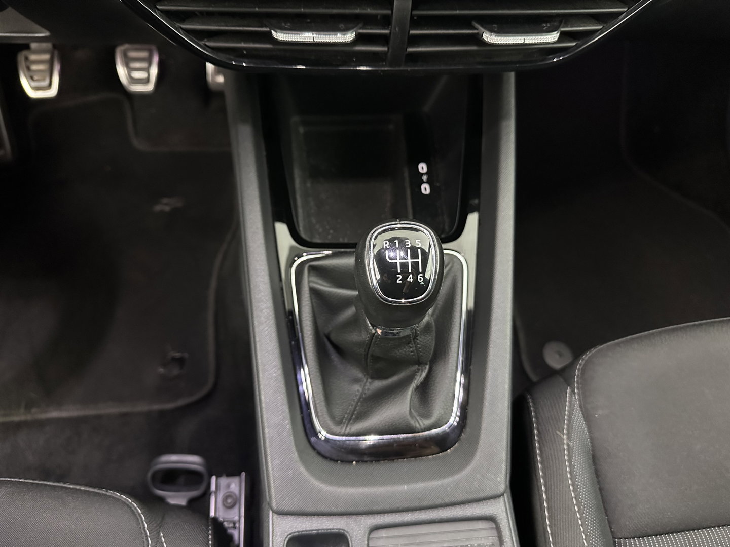 Škoda Octavia Combi 1.0 TSI Sport Business (INCL-BTW) *DIGI-COCKPIT | SPORTSEATS | NAVI-FULLMAP | PRIVACYGLASS | KEYLESS | DAB | ECC | PDC | CRUISE | TOWBAR | 17''ALU*