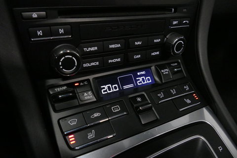 Porsche 911 Cabrio 3.0 Carrera S / Sportuitlaat / Elektr. verstelbare stoelen + memory (14wegs) / PDLS+ / Sport-Chrono Pakket / Stoelverwarming / Apple Carplay / BOSE audio systeem / 21'' LMV / Achteruitrijcamera / Cruise Control