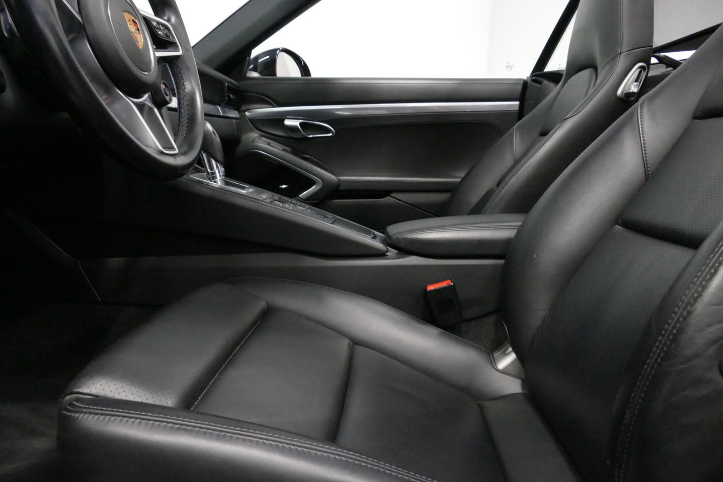 Porsche 911 Cabrio 3.0 Carrera S / Sportuitlaat / Elektr. verstelbare stoelen + memory (14wegs) / PDLS+ / Sport-Chrono Pakket / Stoelverwarming / Apple Carplay / BOSE audio systeem / 21'' LMV / Achteruitrijcamera / Cruise Control