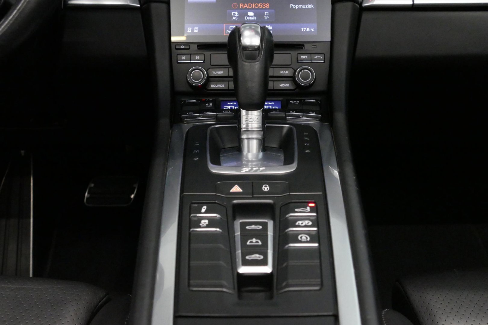 Porsche 911 Cabrio 3.0 Carrera S / Sportuitlaat / Elektr. verstelbare stoelen + memory (14wegs) / PDLS+ / Sport-Chrono Pakket / Stoelverwarming / Apple Carplay / BOSE audio systeem / 21'' LMV / Achteruitrijcamera / Cruise Control