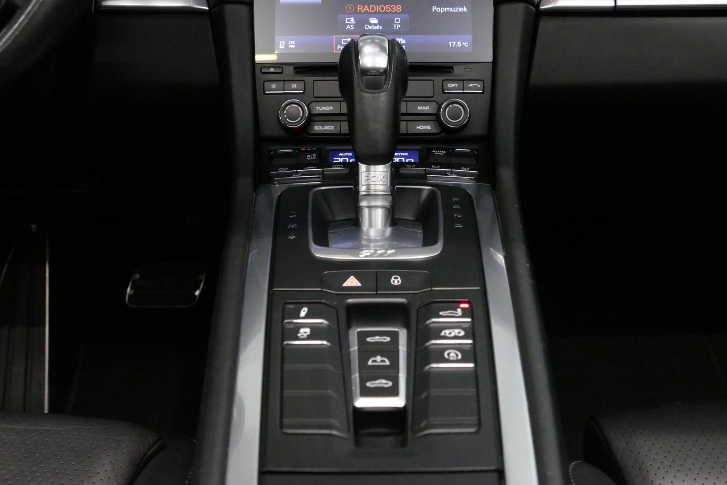 Porsche 911 Cabrio 3.0 Carrera S / Sportuitlaat / Elektr. verstelbare stoelen + memory (14wegs) / PDLS+ / Sport-Chrono Pakket / Stoelverwarming / Apple Carplay / BOSE audio systeem / 21'' LMV / Achteruitrijcamera / Cruise Control