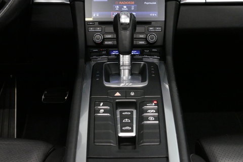 Porsche 911 Cabrio 3.0 Carrera S / Sportuitlaat / Elektr. verstelbare stoelen + memory (14wegs) / PDLS+ / Sport-Chrono Pakket / Stoelverwarming / Apple Carplay / BOSE audio systeem / 21'' LMV / Achteruitrijcamera / Cruise Control