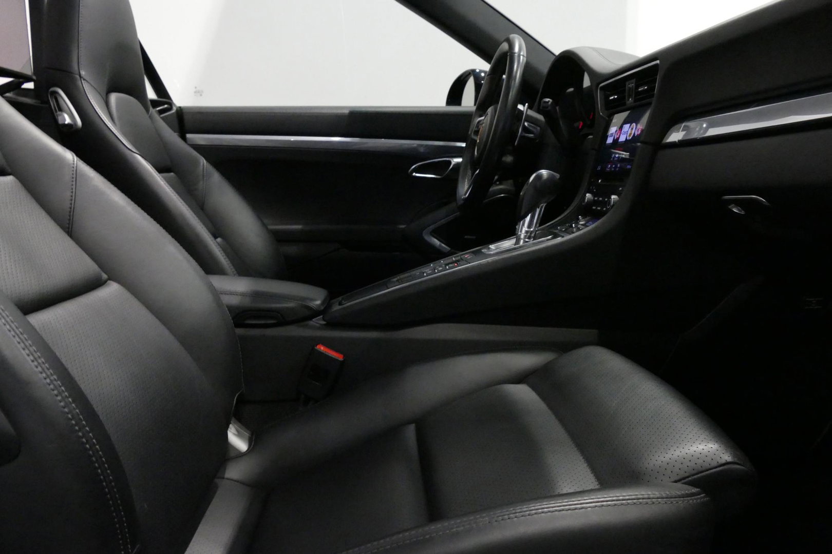 Porsche 911 Cabrio 3.0 Carrera S / Sportuitlaat / Elektr. verstelbare stoelen + memory (14wegs) / PDLS+ / Sport-Chrono Pakket / Stoelverwarming / Apple Carplay / BOSE audio systeem / 21'' LMV / Achteruitrijcamera / Cruise Control