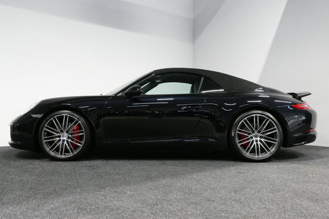 Porsche 911 Cabrio 3.0 Carrera S / Sportuitlaat / Elektr. verstelbare stoelen + memory (14wegs) / PDLS+ / Sport-Chrono Pakket / Stoelverwarming / Apple Carplay / BOSE audio systeem / 21'' LMV / Achteruitrijcamera / Cruise Control
