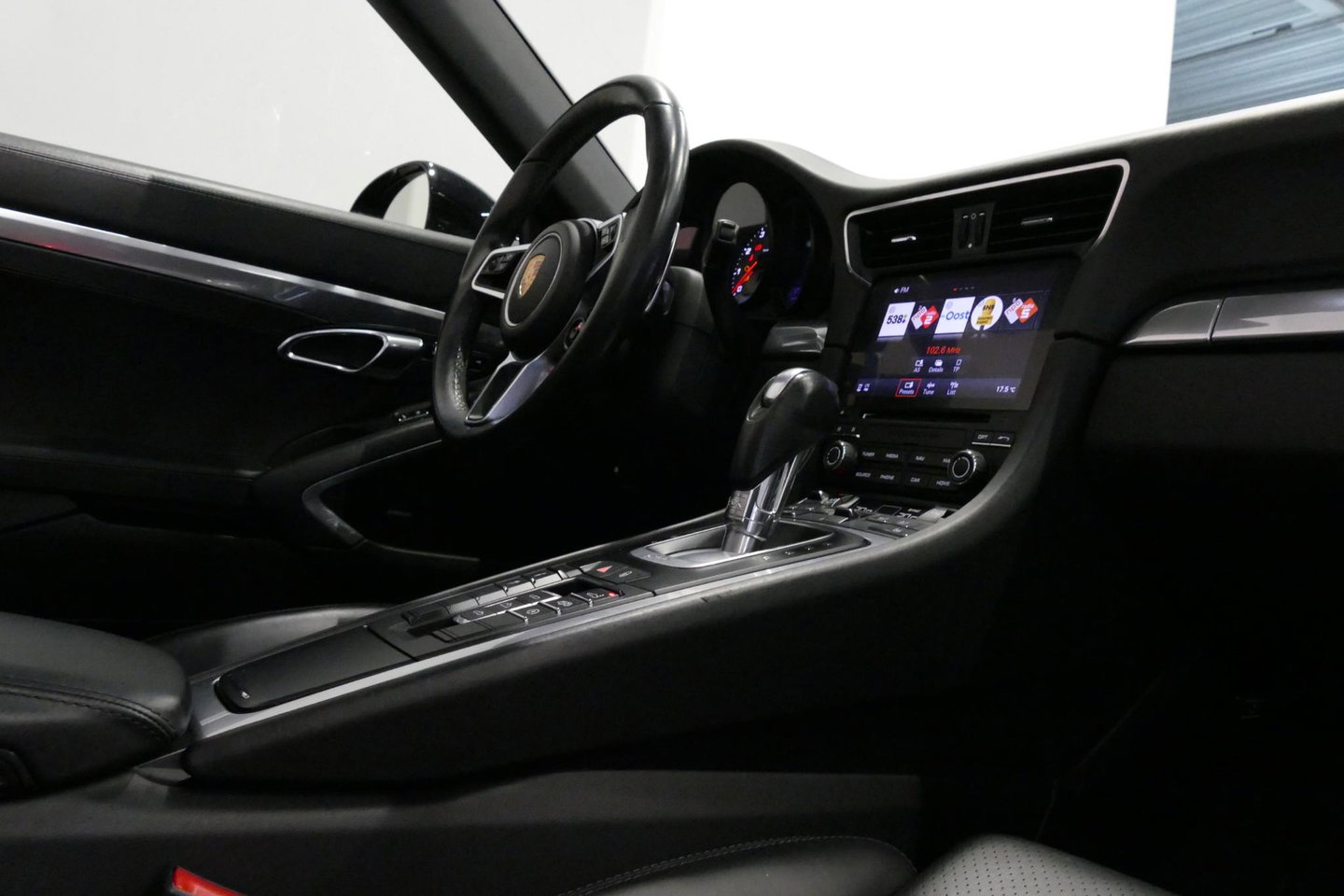 Porsche 911 Cabrio 3.0 Carrera S / Sportuitlaat / Elektr. verstelbare stoelen + memory (14wegs) / PDLS+ / Sport-Chrono Pakket / Stoelverwarming / Apple Carplay / BOSE audio systeem / 21'' LMV / Achteruitrijcamera / Cruise Control