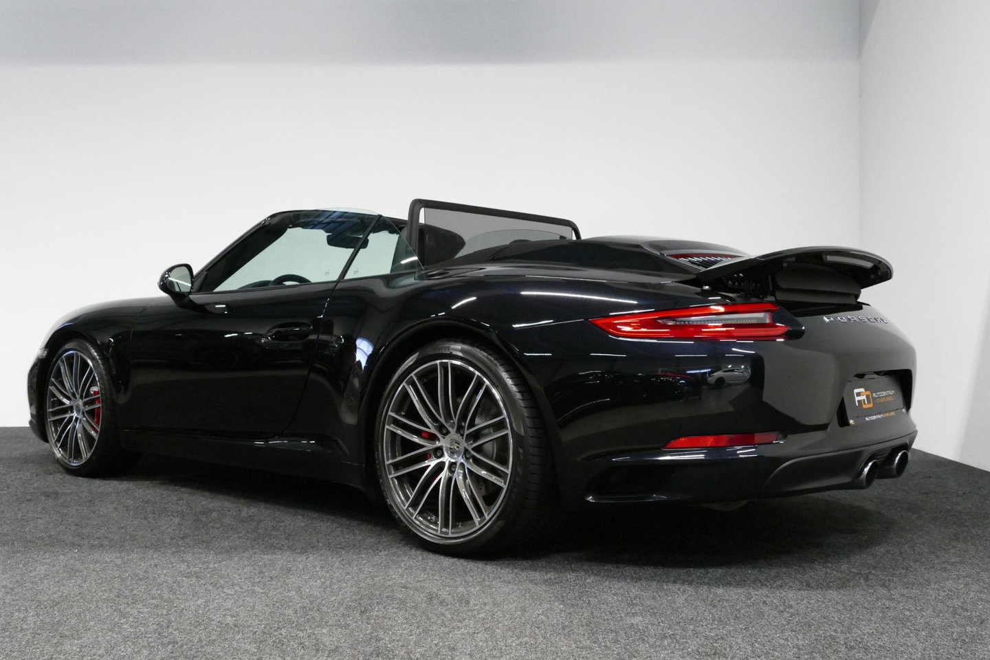 Porsche 911 Cabrio 3.0 Carrera S / Sportuitlaat / Elektr. verstelbare stoelen + memory (14wegs) / PDLS+ / Sport-Chrono Pakket / Stoelverwarming / Apple Carplay / BOSE audio systeem / 21'' LMV / Achteruitrijcamera / Cruise Control