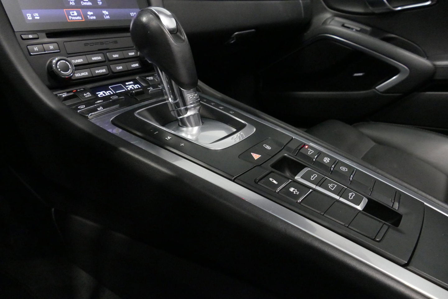 Porsche 911 Cabrio 3.0 Carrera S / Sportuitlaat / Elektr. verstelbare stoelen + memory (14wegs) / PDLS+ / Sport-Chrono Pakket / Stoelverwarming / Apple Carplay / BOSE audio systeem / 21'' LMV / Achteruitrijcamera / Cruise Control