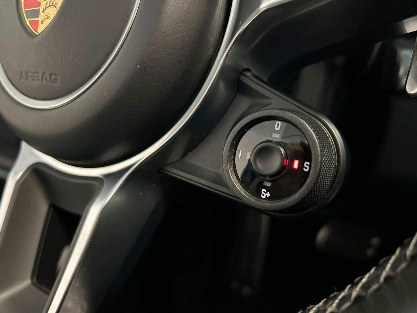 Porsche 911 Cabrio 3.0 Carrera S / Sportuitlaat / Elektr. verstelbare stoelen + memory (14wegs) / PDLS+ / Sport-Chrono Pakket / Stoelverwarming / Apple Carplay / BOSE audio systeem / 21'' LMV / Achteruitrijcamera / Cruise Control