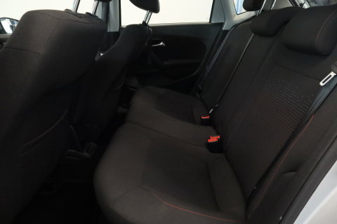 Volkswagen Polo 1.2 TSI Comfortline Business Cruisecontrol Navigatie Carplay PDC 24 Maanden garantie* (Vraag naar de voorwaarden)