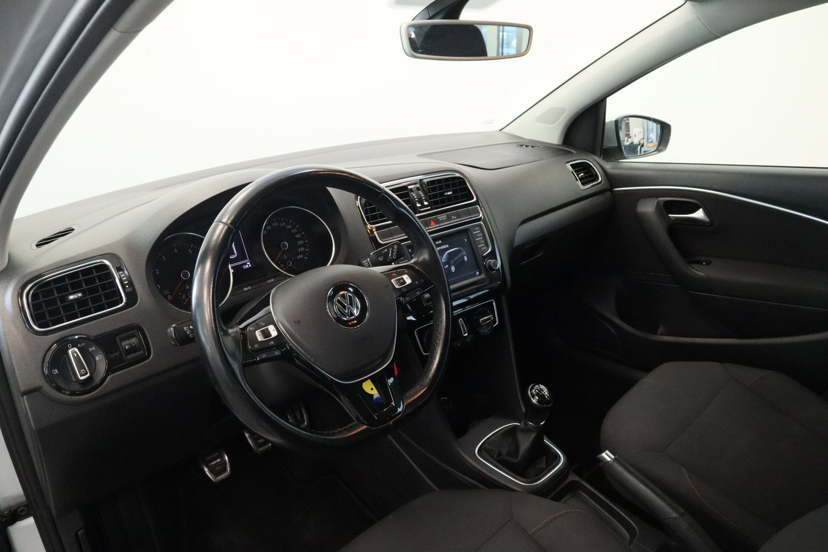 Volkswagen Polo 1.2 TSI Comfortline Business Cruisecontrol Navigatie Carplay PDC 24 Maanden garantie* (Vraag naar de voorwaarden)