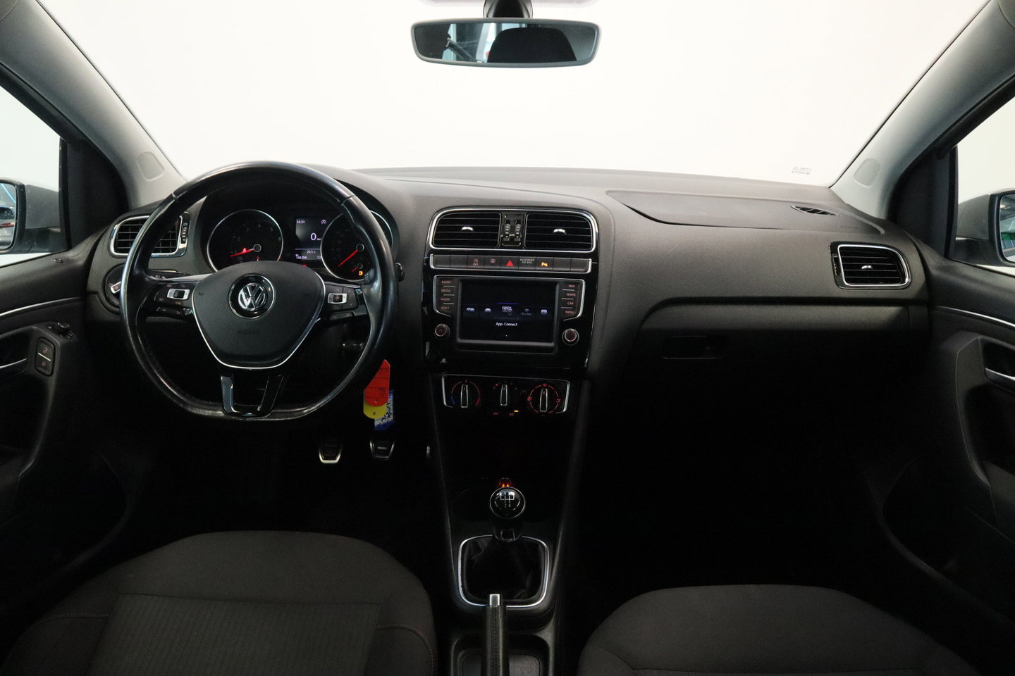 Volkswagen Polo 1.2 TSI Comfortline Business Cruisecontrol Navigatie Carplay PDC 24 Maanden garantie* (Vraag naar de voorwaarden)