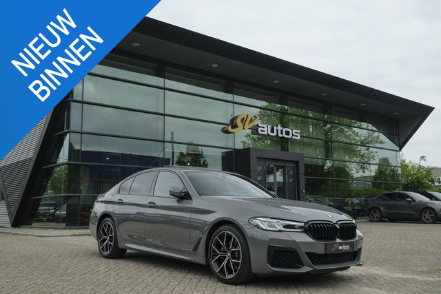 BMW 5 Serie - 520i 184pk M-sport Schuifdak *BTW* Comfortstoelen Individual Sfeerverlichting NLauto 1e Eigenaar