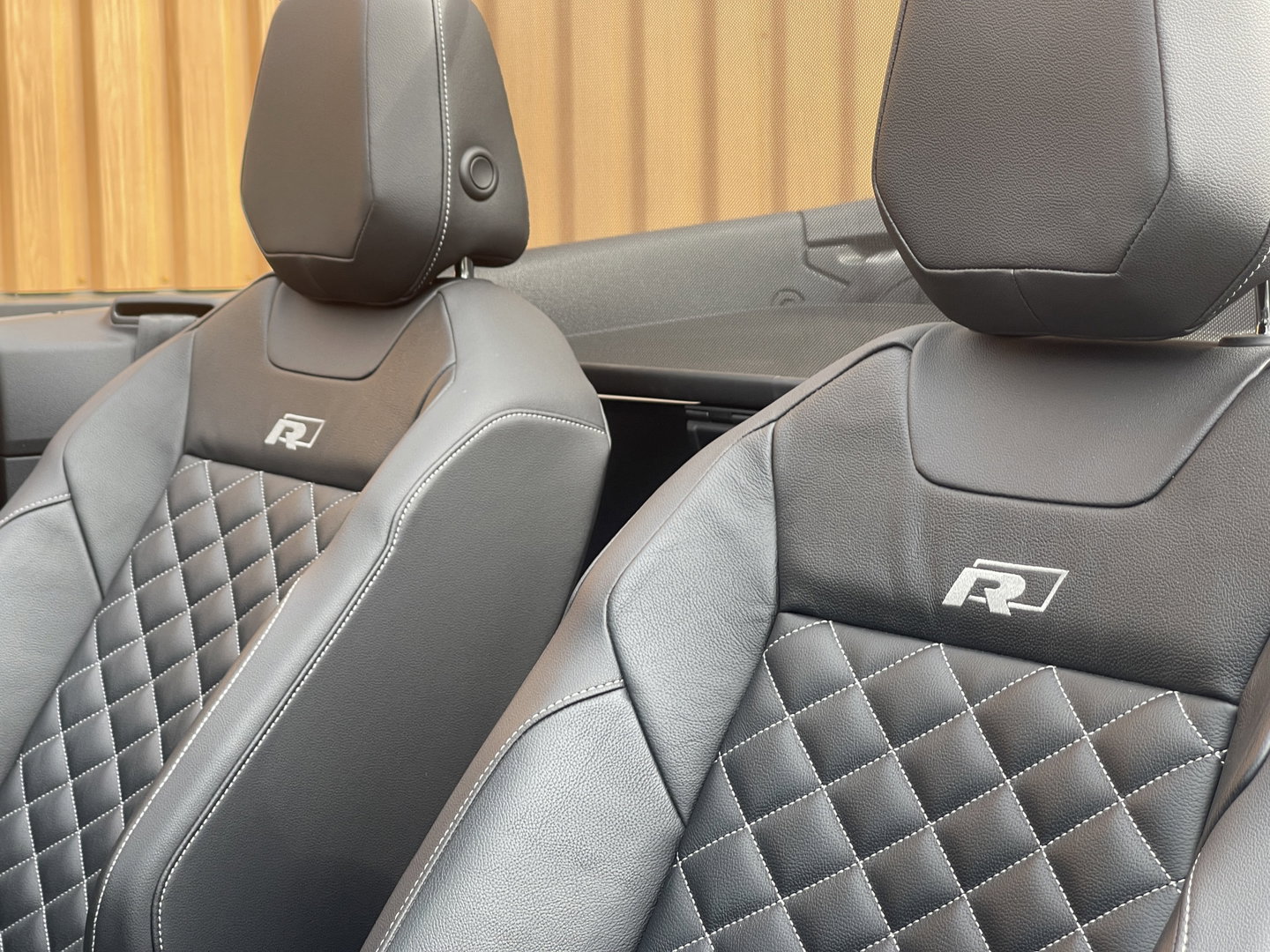 Volkswagen T-Roc Cabrio 1.5 TSI R-Line | Automaat | Lederen bekleding | Apple Carplay | Beats Audio | Navigatie | Keyless | DAB |