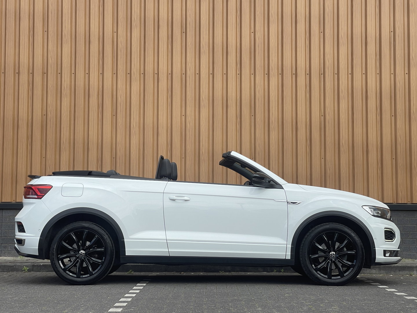 Volkswagen T-Roc Cabrio 1.5 TSI R-Line | Automaat | Lederen bekleding | Apple Carplay | Beats Audio | Navigatie | Keyless | DAB |