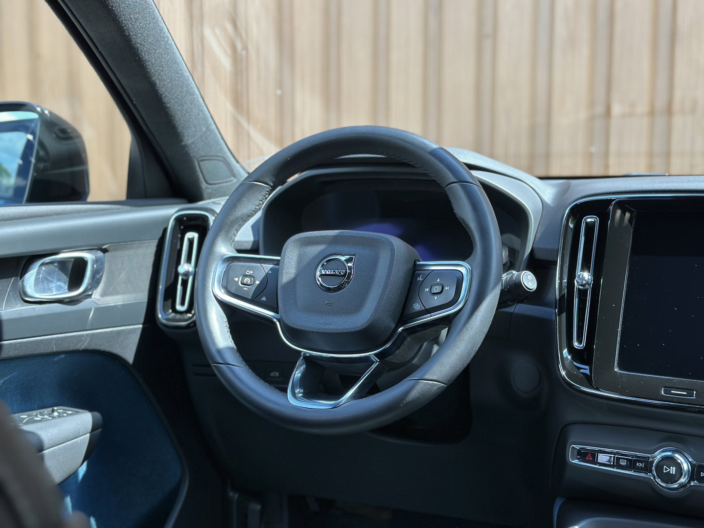 Volvo XC40 Recharge Plus 70 kWh | Achteruitrijcamera | Lederen Bekleding | Stoel-Stuurverwarming | Apple Carplay | ACC | Keyless | Parkeersensoren |