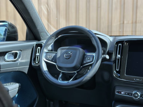 Volvo XC40 Recharge Plus 70 kWh | Achteruitrijcamera | Lederen Bekleding | Stoel-Stuurverwarming | Apple Carplay | ACC | Keyless | Parkeersensoren |
