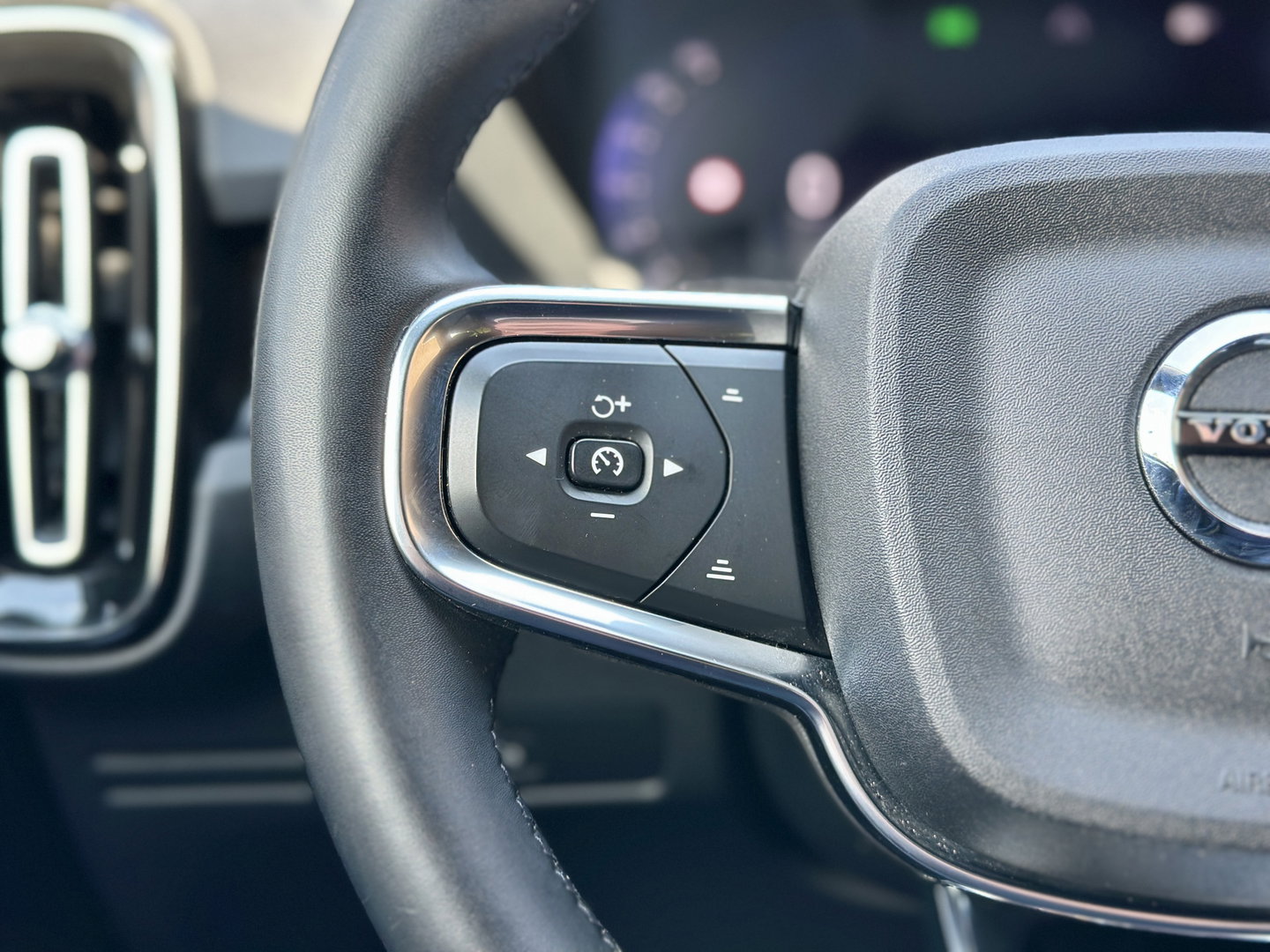 Volvo XC40 Recharge Plus 70 kWh | Achteruitrijcamera | Lederen Bekleding | Stoel-Stuurverwarming | Apple Carplay | ACC | Keyless | Parkeersensoren |