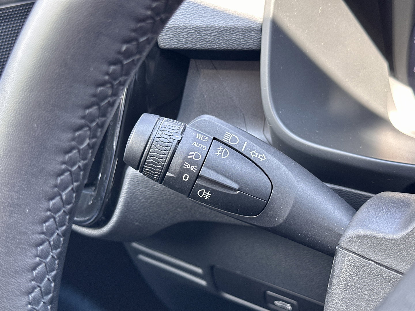 Volvo XC40 Recharge Plus 70 kWh | Achteruitrijcamera | Lederen Bekleding | Stoel-Stuurverwarming | Apple Carplay | ACC | Keyless | Parkeersensoren |