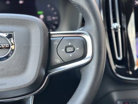Volvo XC40 Recharge Plus 70 kWh | Achteruitrijcamera | Lederen Bekleding | Stoel-Stuurverwarming | Apple Carplay | ACC | Keyless | Parkeersensoren |