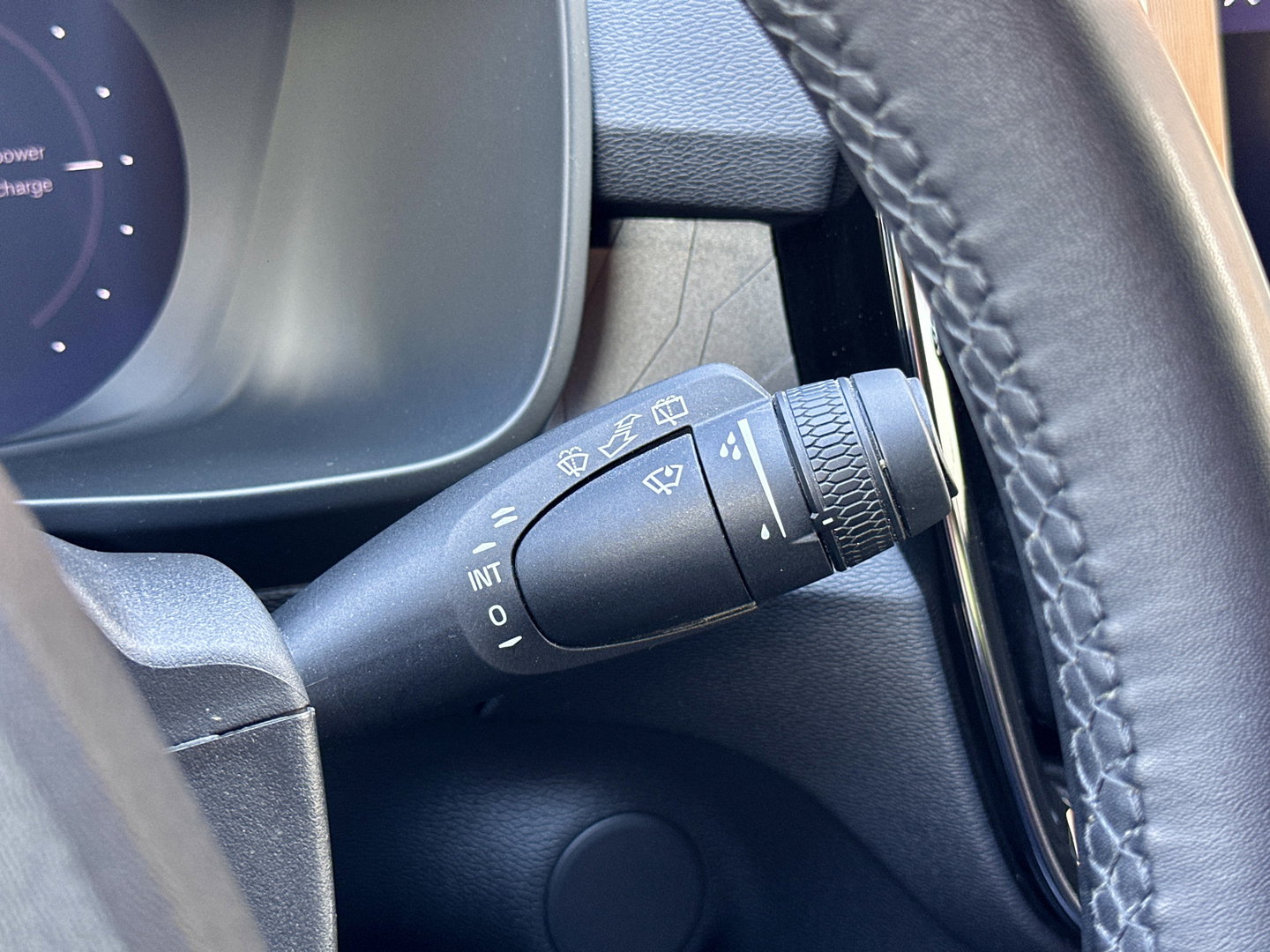 Volvo XC40 Recharge Plus 70 kWh | Achteruitrijcamera | Lederen Bekleding | Stoel-Stuurverwarming | Apple Carplay | ACC | Keyless | Parkeersensoren |
