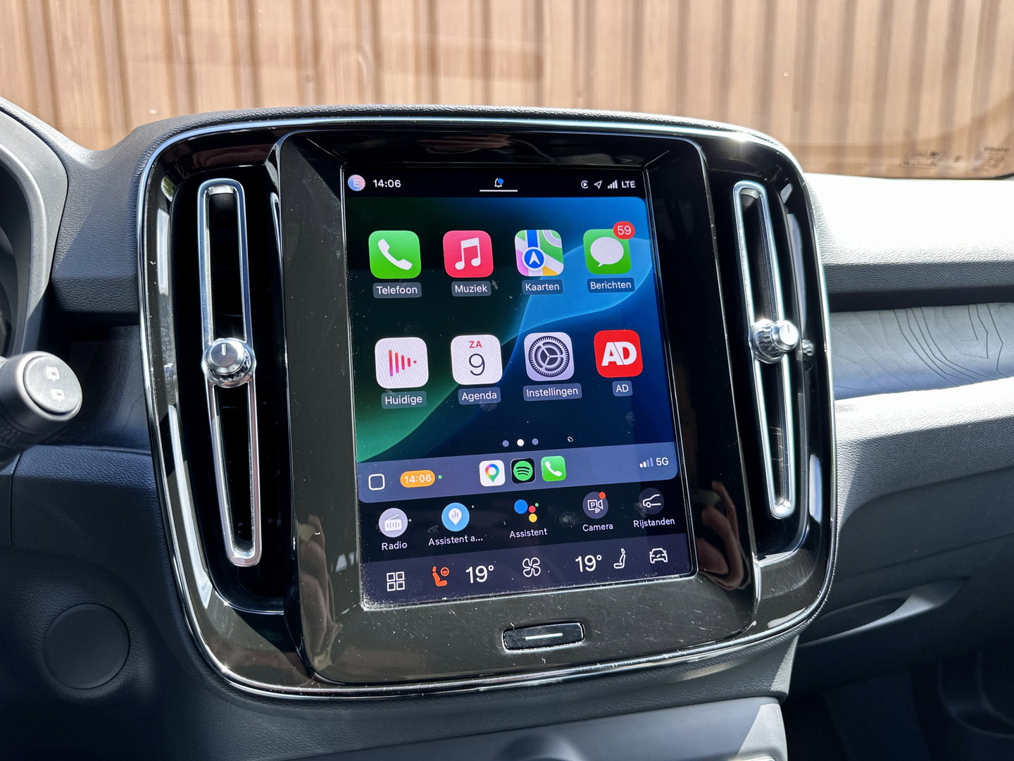 Volvo XC40 Recharge Plus 70 kWh | Achteruitrijcamera | Lederen Bekleding | Stoel-Stuurverwarming | Apple Carplay | ACC | Keyless | Parkeersensoren |