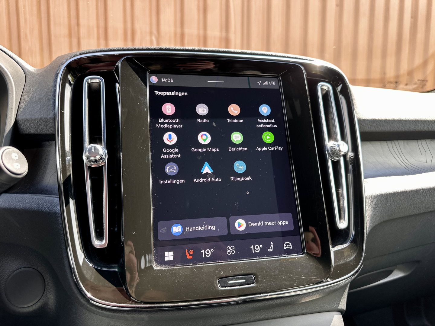 Volvo XC40 Recharge Plus 70 kWh | Achteruitrijcamera | Lederen Bekleding | Stoel-Stuurverwarming | Apple Carplay | ACC | Keyless | Parkeersensoren |