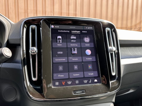 Volvo XC40 Recharge Plus 70 kWh | Achteruitrijcamera | Lederen Bekleding | Stoel-Stuurverwarming | Apple Carplay | ACC | Keyless | Parkeersensoren |