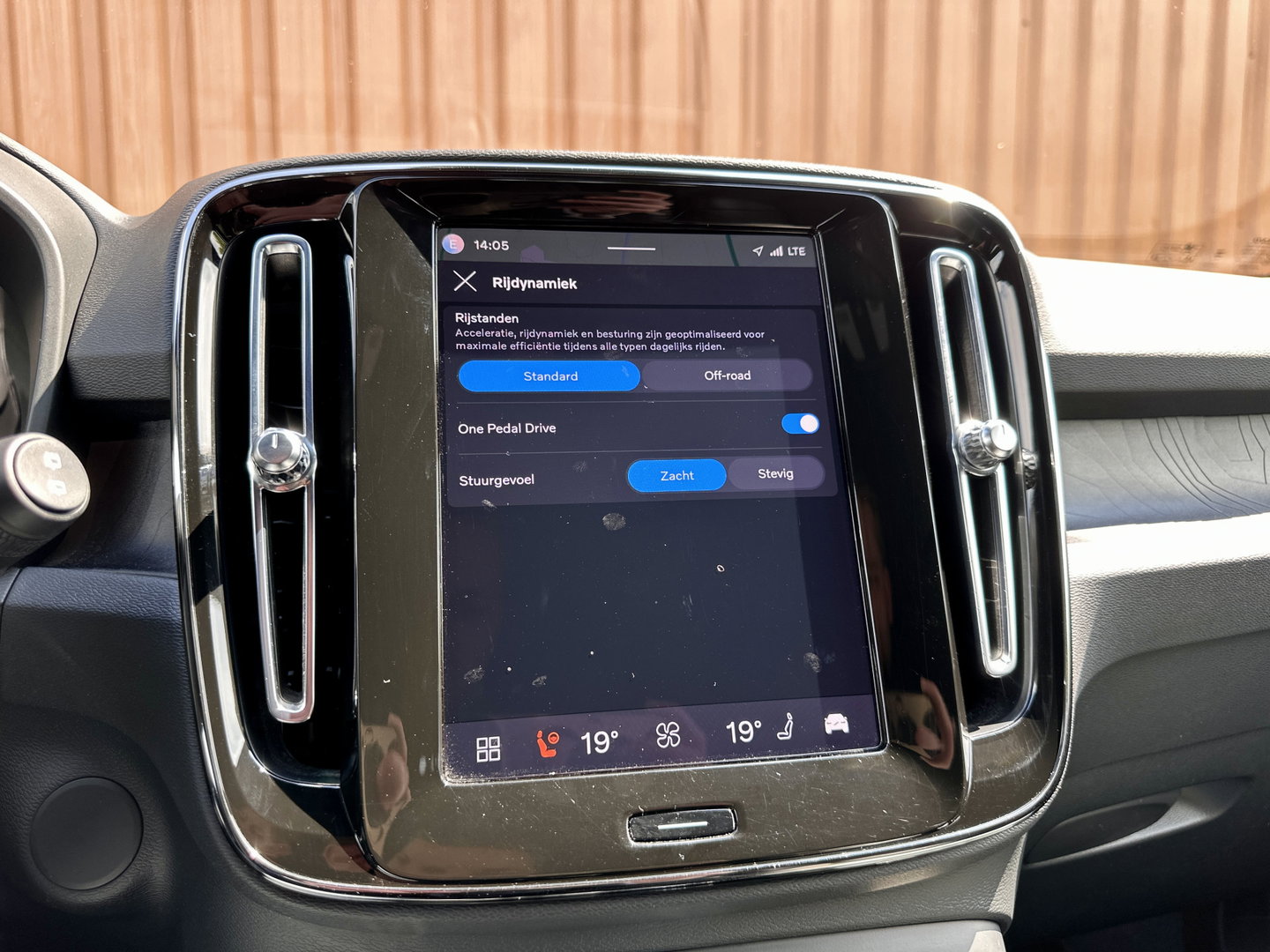 Volvo XC40 Recharge Plus 70 kWh | Achteruitrijcamera | Lederen Bekleding | Stoel-Stuurverwarming | Apple Carplay | ACC | Keyless | Parkeersensoren |