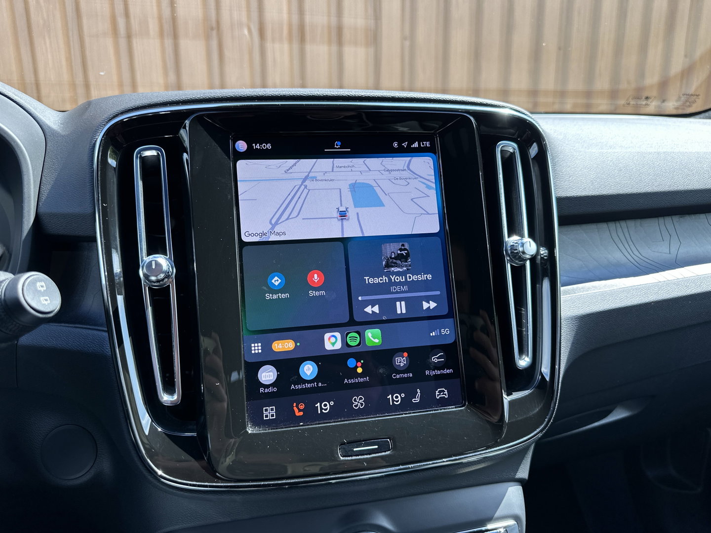 Volvo XC40 Recharge Plus 70 kWh | Achteruitrijcamera | Lederen Bekleding | Stoel-Stuurverwarming | Apple Carplay | ACC | Keyless | Parkeersensoren |